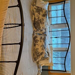 Waverly Black and White Toile Comforter Set. Reversible. Queen.